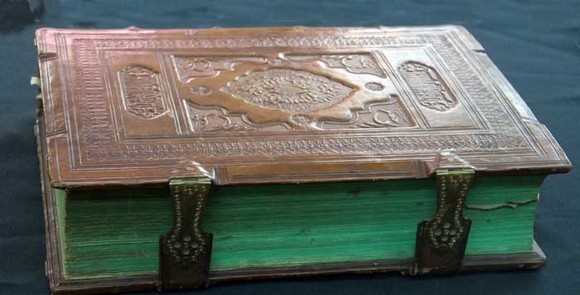 старинная старопечатная книга кожаный переплет с застежками