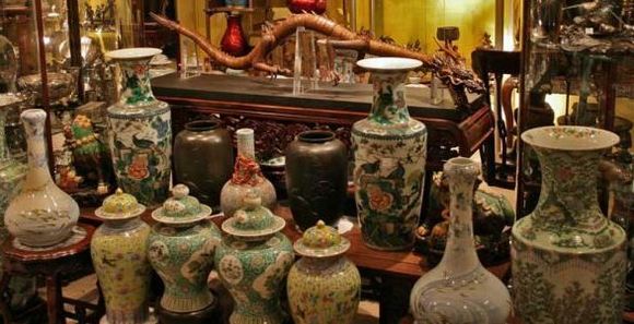 антикварный магазин антиквариат старинные фарфоровые вазы