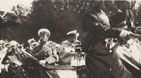 историческая фотография Император Николай II в коляске 1900-е. архив документы
